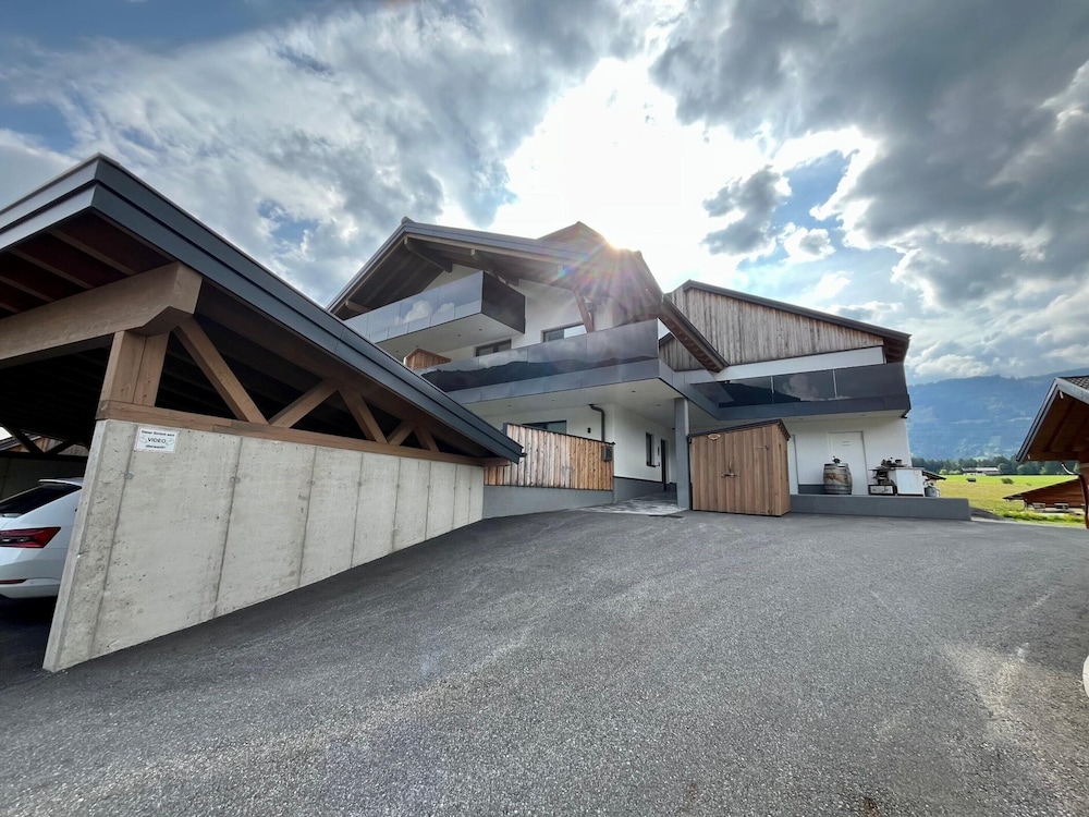 Attic Apartment near Kitzsteinhorn Ski Area — 4-Star Luxury Hotel in Saalfelden Am Steinernen Meer, Austria