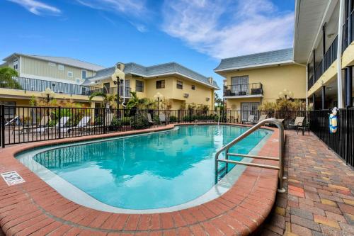 Sunset Corner Beach View & Heated Pool - carbon neutral hotel in Saint Pete Beach