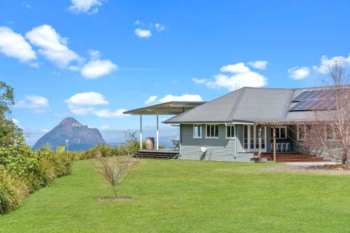 Hillside House at Bald Knob — 4-Star Luxury Hotel in Maleny, Australia