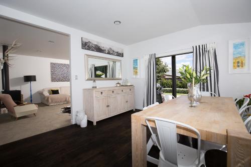 33 Location location right amongst it — 4-Star Luxury Hotel in Wanaka, New Zealand