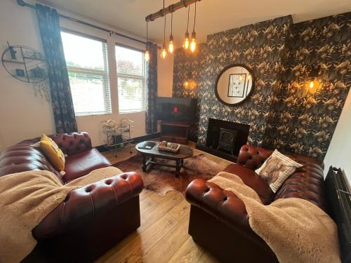 Modern mid terrace villa Royston Barnsley — 4-Star Luxury Hotel in Royston, United Kingdom