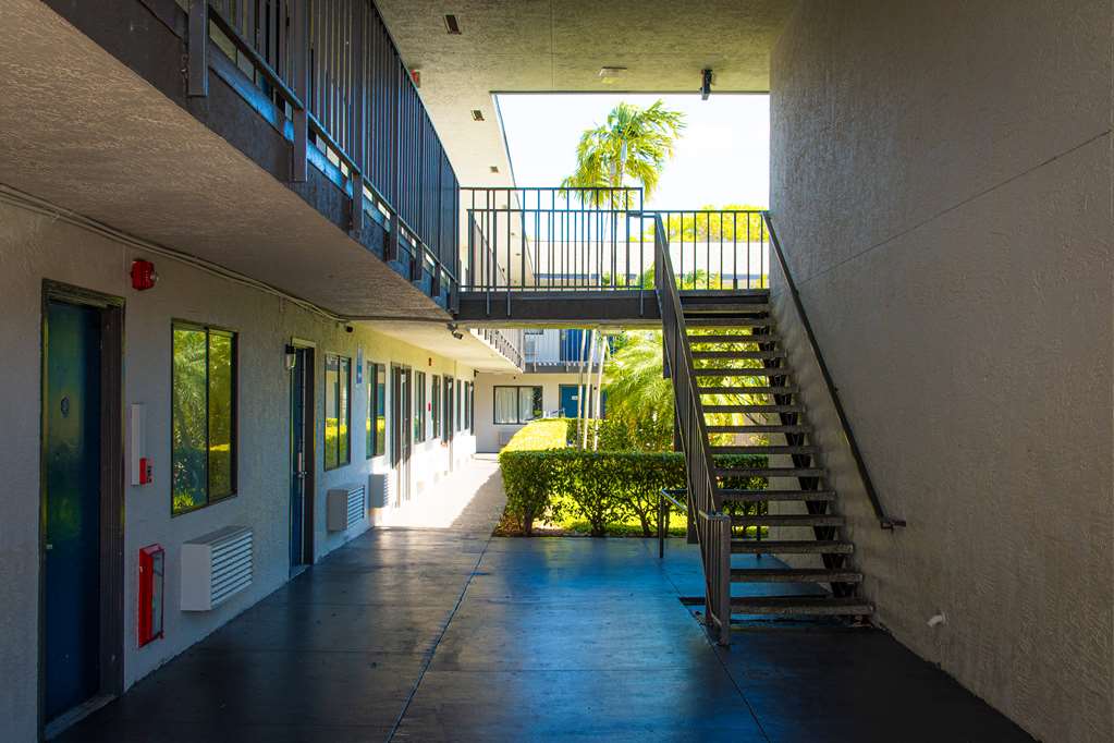 Motel 6 Lantana - photo 5