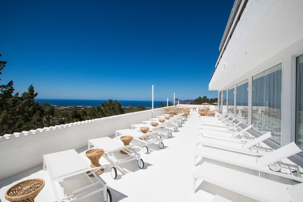 Victoria Sunset Suites Hotel in San Jose, Spain