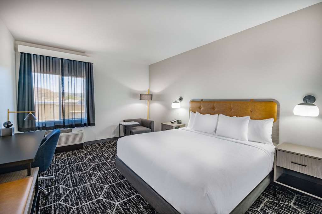 La Quinta Inn & Suites by Wyndham Yucaipa - photo 20