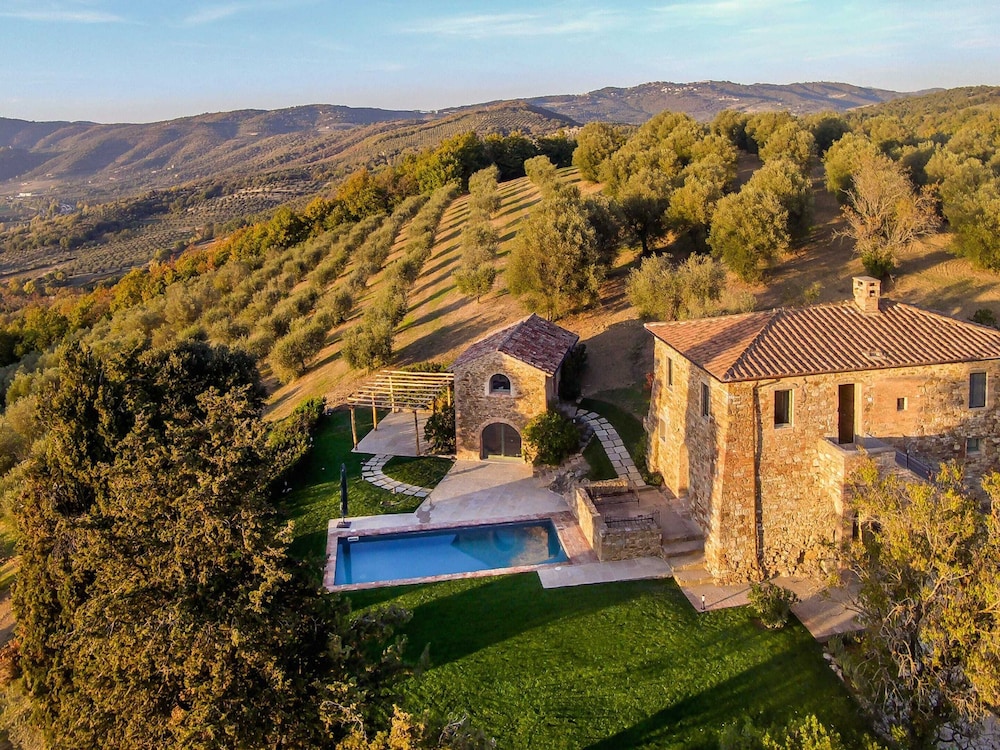 Holiday Home Magione Lake View Pool — 4-Star Luxury Hotel in Magione, Italy