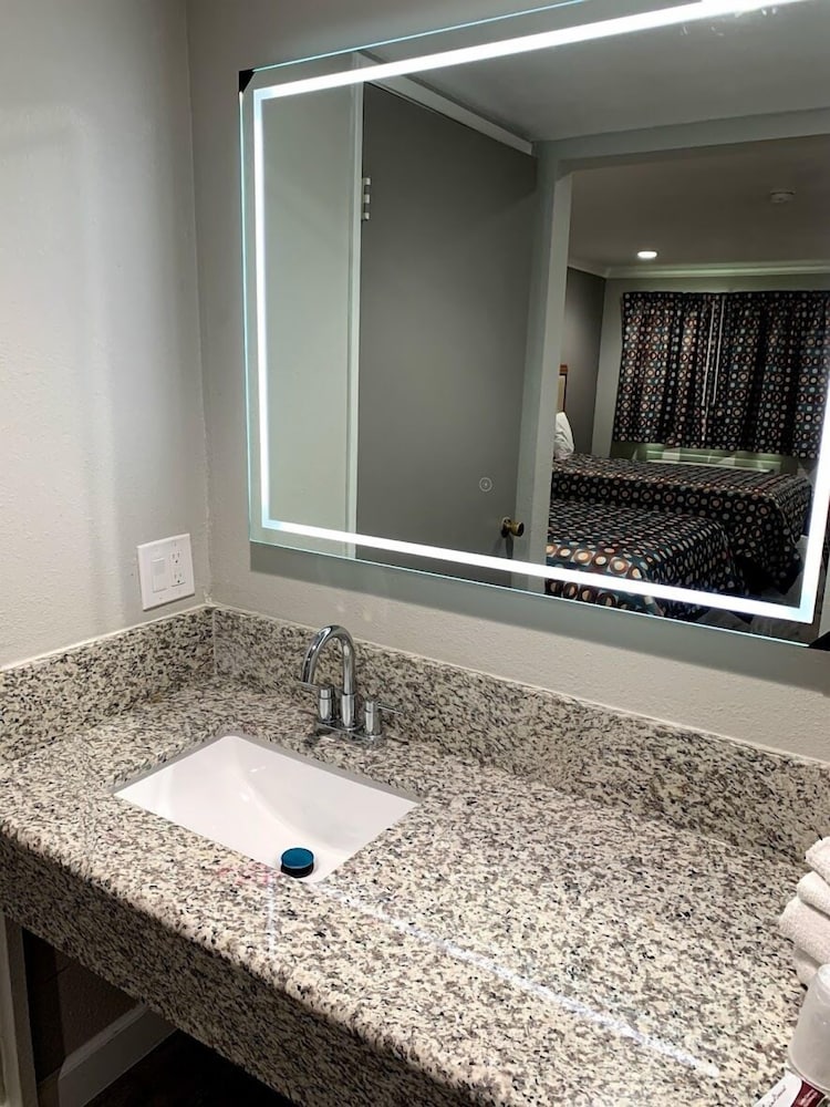 La Puente Inn Motel - photo 42