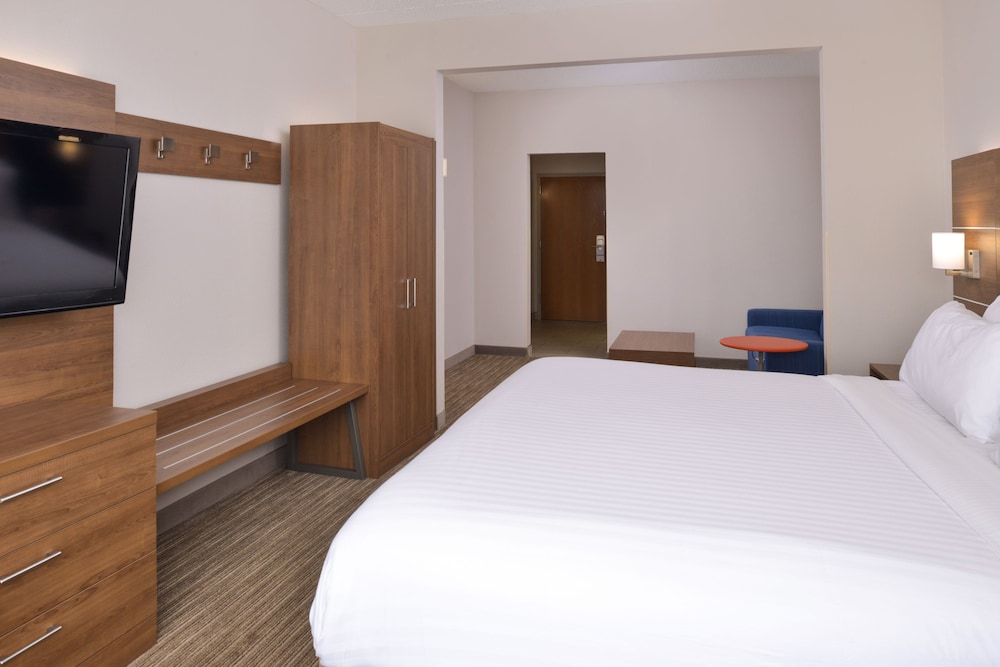 Holiday Inn Express & Suites Chattanooga by IHG - photo 17