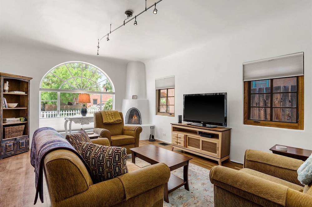 Casa O'keeffe Five minute Walk to The Plaza Quiet Neighborhood Comfort and Convenience — 4-Star Luxury Hotel in Santa Fe, United States