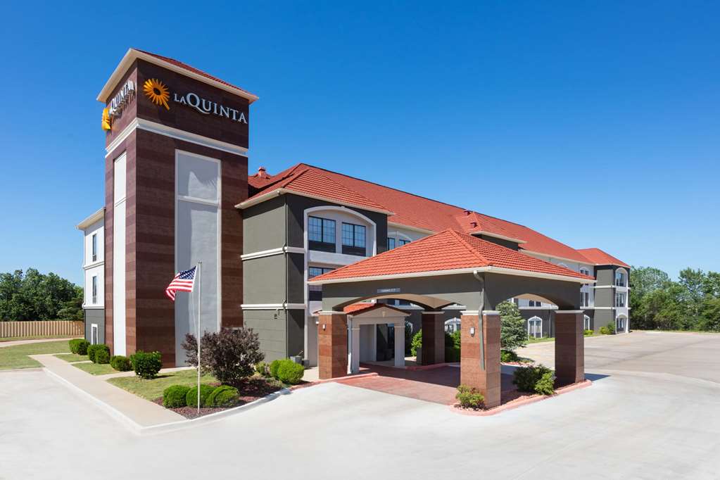 La Quinta Inn & Suites by Wyndham Woodward - photo 2