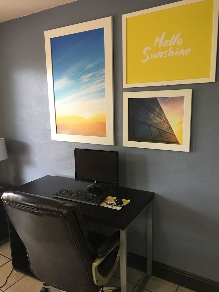 Days Inn by Wyndham Lake City I 10 - photo 4