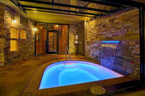 Indoor Pool Sauna Game Room Fire Pit — 4-Star Luxury Hotel in Gatlinburg, United States
