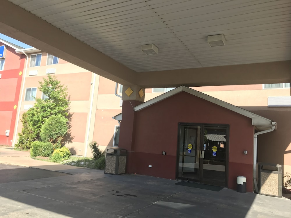 Americas Best Value Inn & Suites St. Louis St. Charles Inn - photo 34