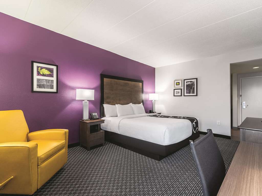 La Quinta Inn & Suites by Wyndham Salem NH - photo 20
