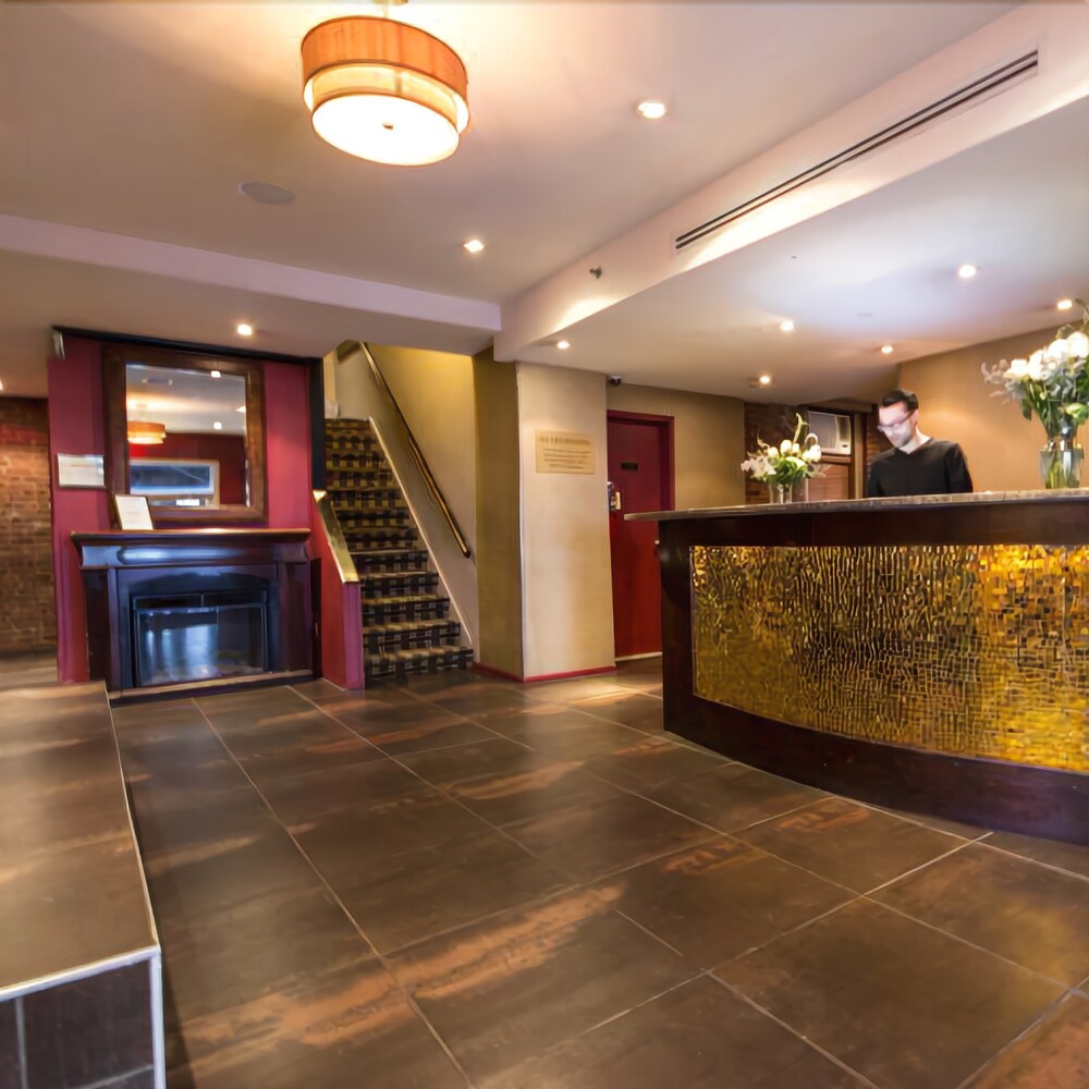 The Broadway Hotel and Hostel - photo 6
