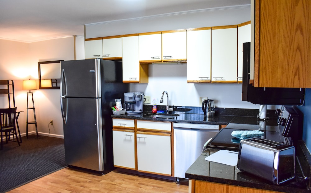 The Central Downtown Inn & Suites - photo 18