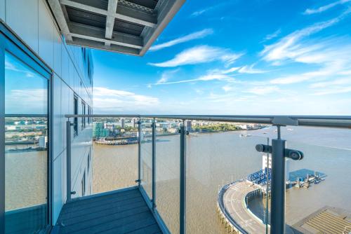 Skyvillion London River Thames Top Floor Apartments by Woolwich Ferry Mins to London ExCel O2 Arena London City Airport with Parking — 4-Star Luxury Hotel in London, United Kingdom