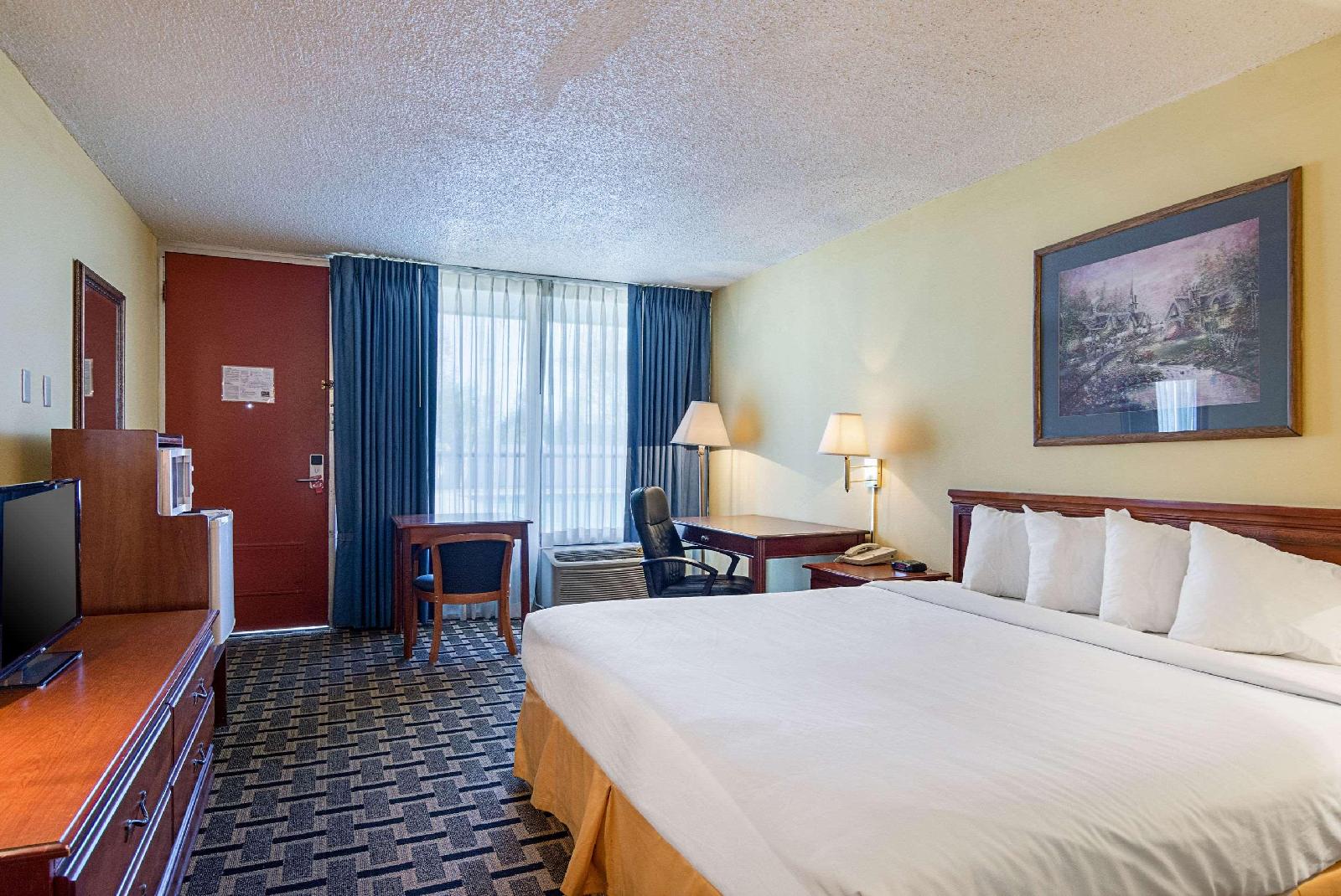 Econo Lodge - photo 13