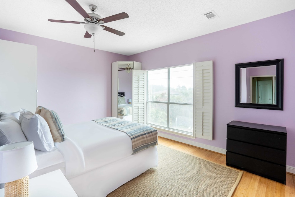 Hourglass by Avantstay Chic Beach Getaway w Pool & Two Large Balconies - photo 31