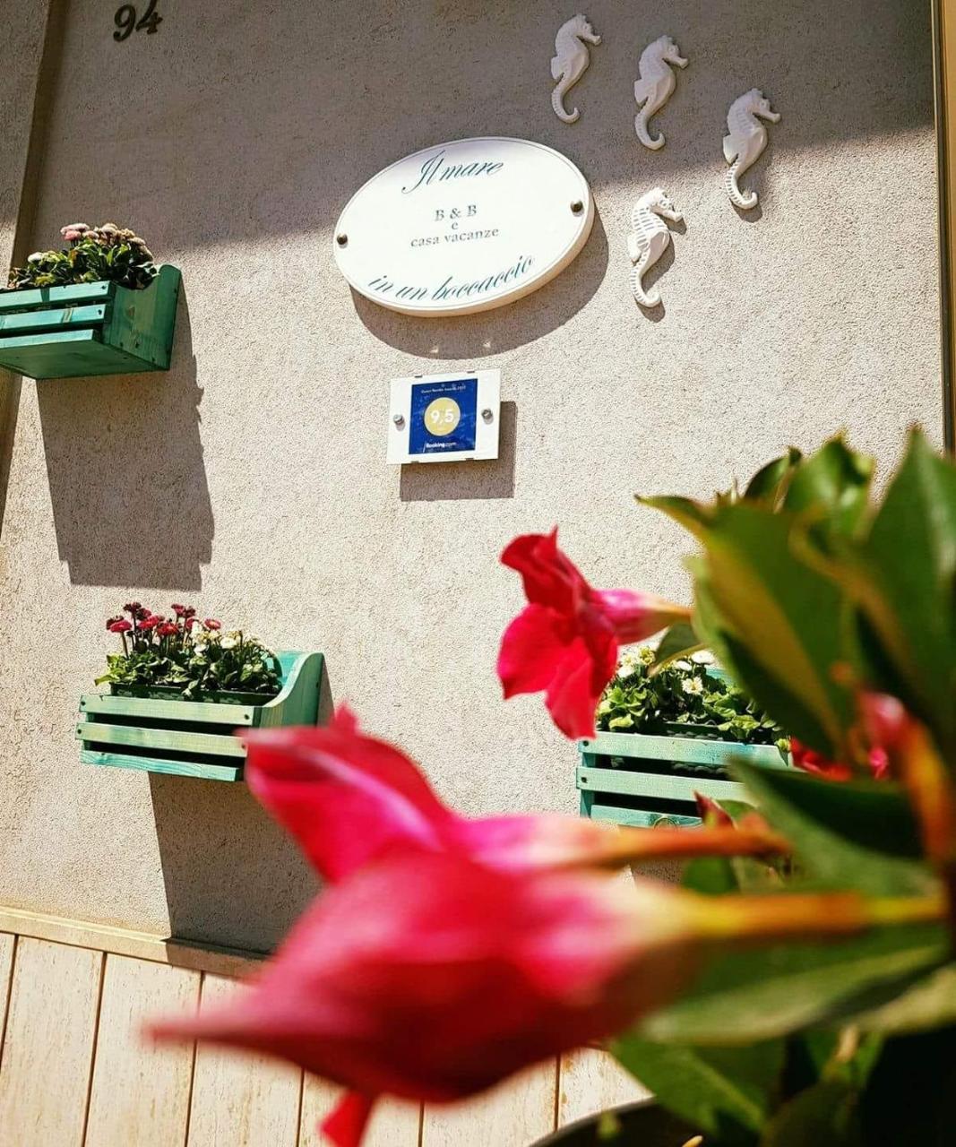 Il mare in un Boccaccio in Polignano A Mare, Italy