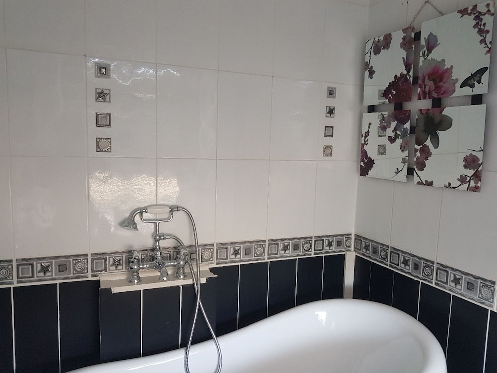 House Sleeps 7 With Hot Tub & Pets — 4-Star Luxury Hotel in Torquay, United Kingdom