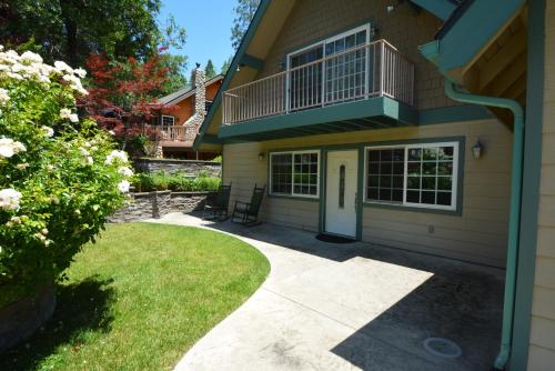 Cozy Cabin with Boat Slip Winter SpecialEnds512 — 4-Star Luxury Hotel in Bass Lake, United States