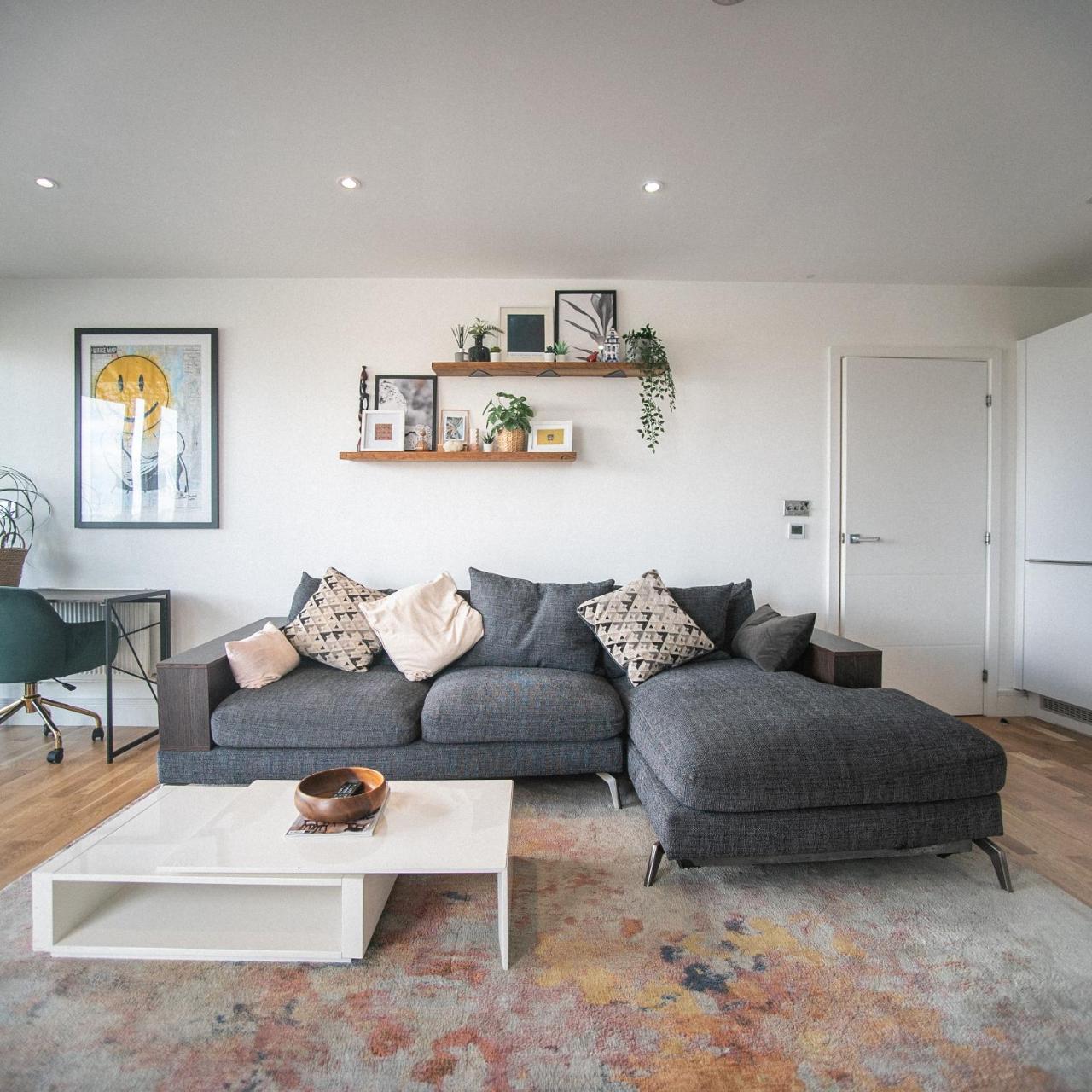 Stunning Riverside View Apartment near Canary Wharf & O2 — 4-Star Luxury Hotel in London, United Kingdom