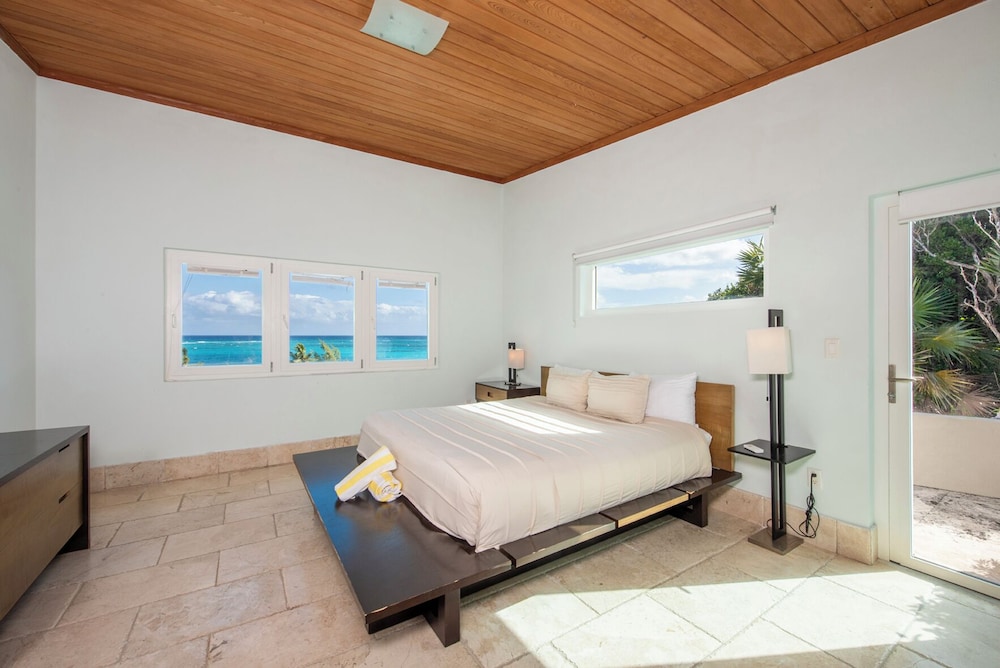 Contemporary Comfort: Stunning Villa With Pool & Restaurant — 4-Star Luxury Hotel in Governor's Harbour, Bahamas