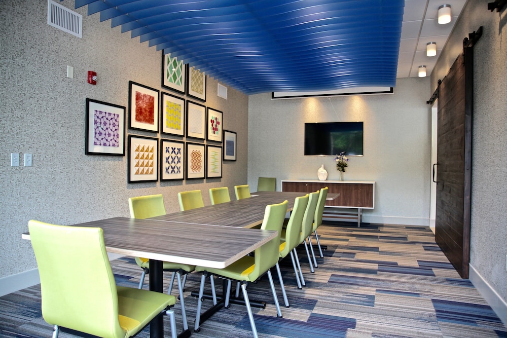 Holiday Inn Express & Suites Oswego by IHG - photo 27