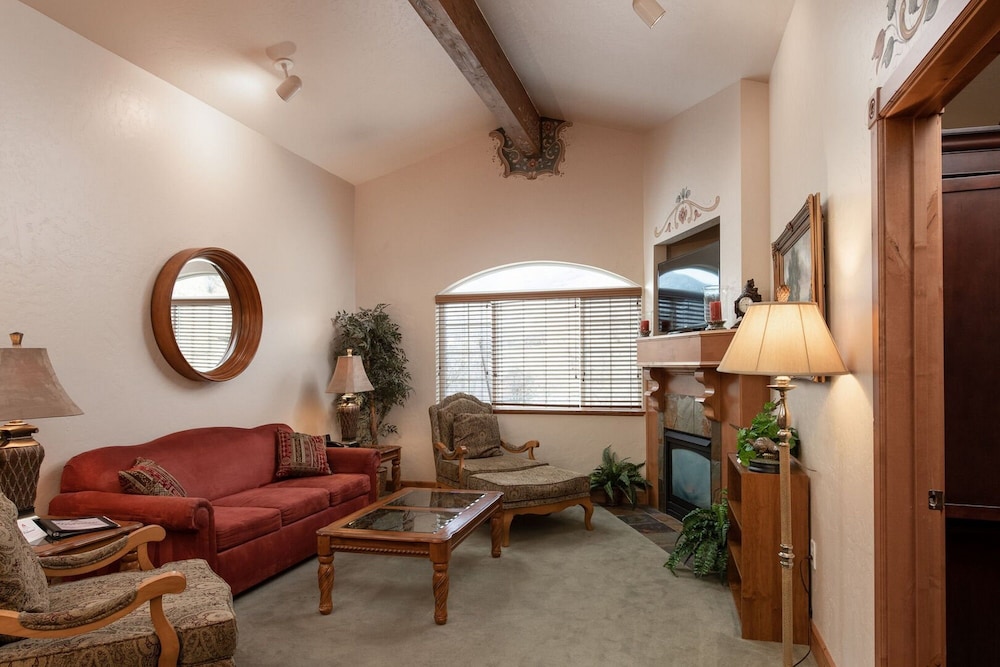 Hotel And Resort Rooms By Midway Lodging — Midway