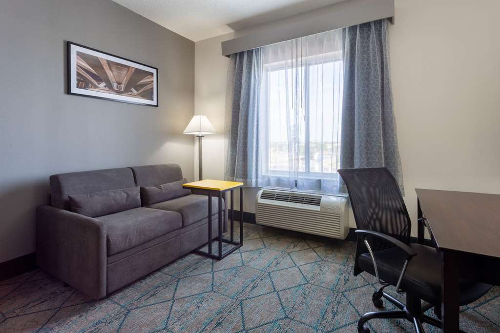 La Quinta Inn & Suites by Wyndham Columbus West Hilliard - photo 22