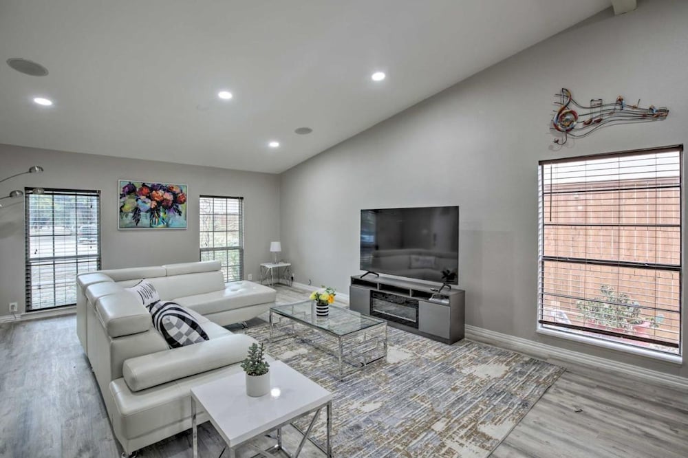 Families Welcome Garland Home with Game Room — 4-Star Luxury Hotel in Garland, United States
