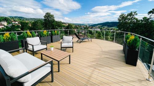 Penthouse Słoneczna Rapsodia blisko Parku Zdrojowego duży taras na dachu piękny widok winda garaż — 4-Star Luxury Hotel in Rabka-Zdroj, Poland