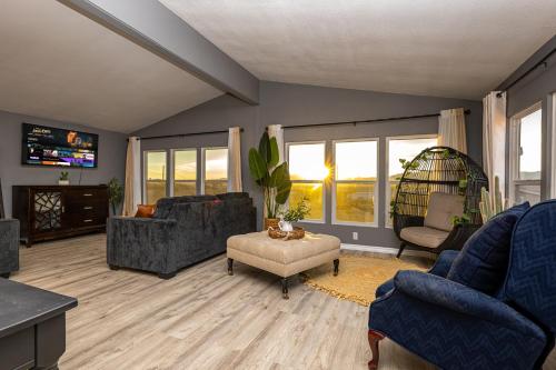 Cozy Desert home Stunning Views Peaceful Vibes Near Laughlin — 4-Star Luxury Hotel in Bridgehampton, United States