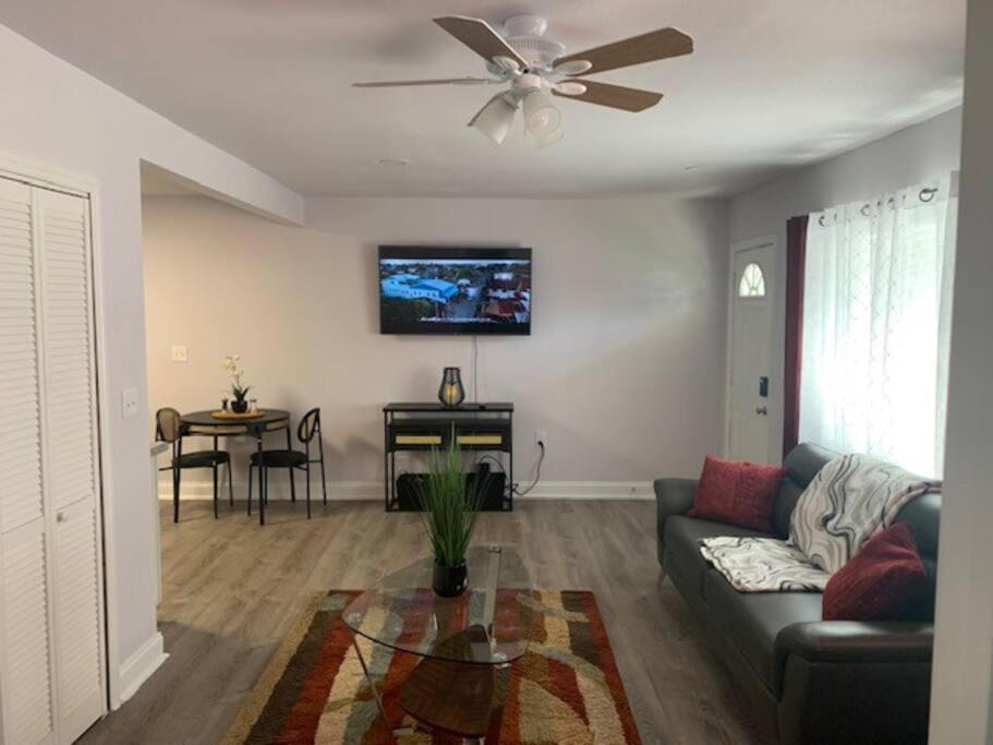 Pinecrest home away from home. — 4-Star Luxury Hotel in Tampa, United States