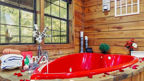 Enchanted Romance Private Heart Shaped Tub Hot tub Fireplace & Arcade — 4-Star Luxury Hotel in Sevierville, United States