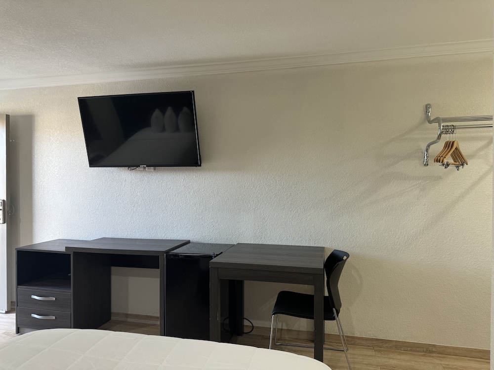 Baymont by Wyndham Bakersfield - photo 7