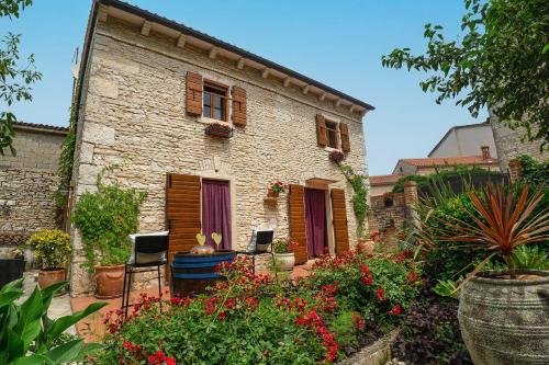 Traditionelle Steinfinca mit Spielbereich Babybett Waschmaschine Liegen