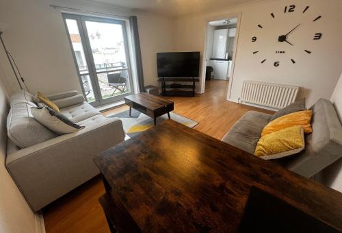River View Apartment Central Dundee Free Private Parking Sky & TNT Sports Lift Access Superfast WIFI Quiet Neighbourhood 2 Bathrooms Amazing Views Balcony & Courtyard Long Stays Welcome — 4-Star Luxury Hotel in Dundee, United Kingdom