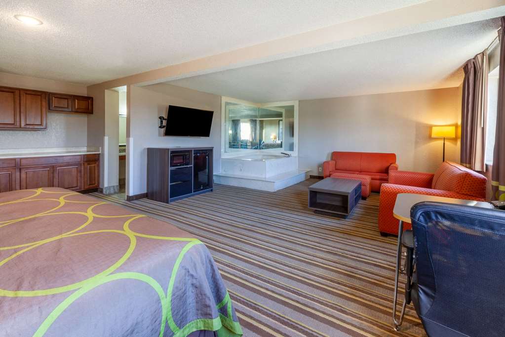 Super 8 by Wyndham Roseville Detroit Area - photo 36