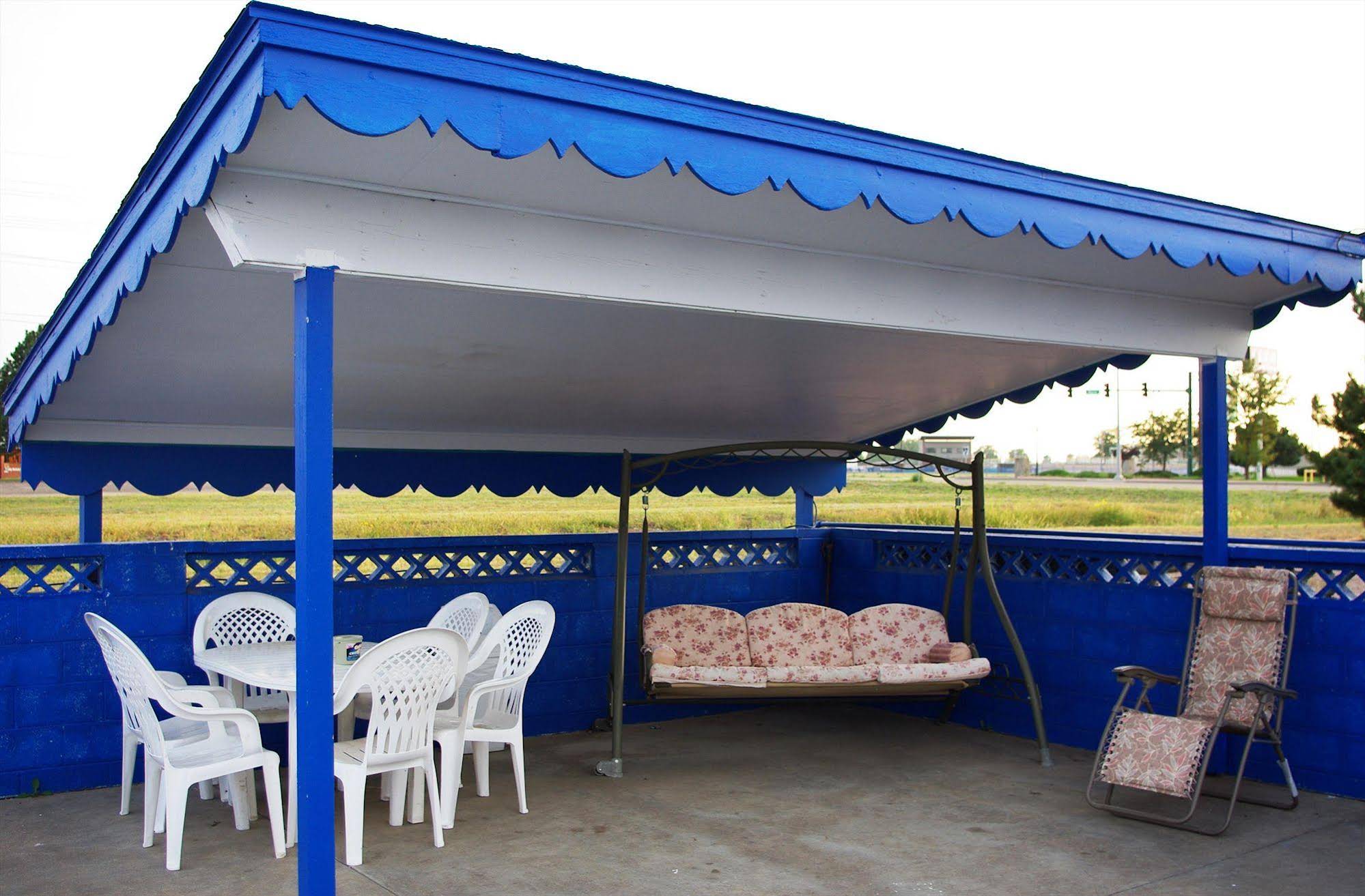 Blue Spruce Motel - photo 4