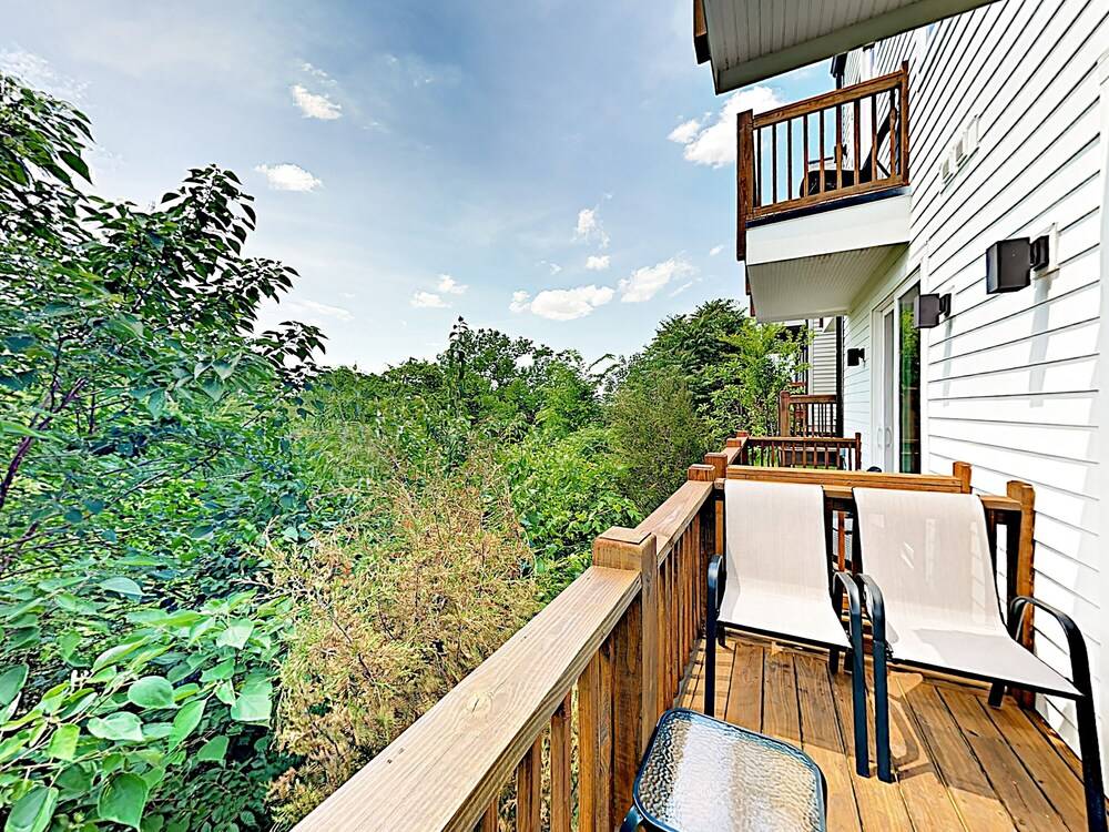 Visually Stunning 2BR 1.5BA Near Downtown Balcony w City View Nashville - photo 16