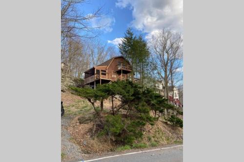 Regent Hilltop Cabin — 4-Star Luxury Hotel in None, United States