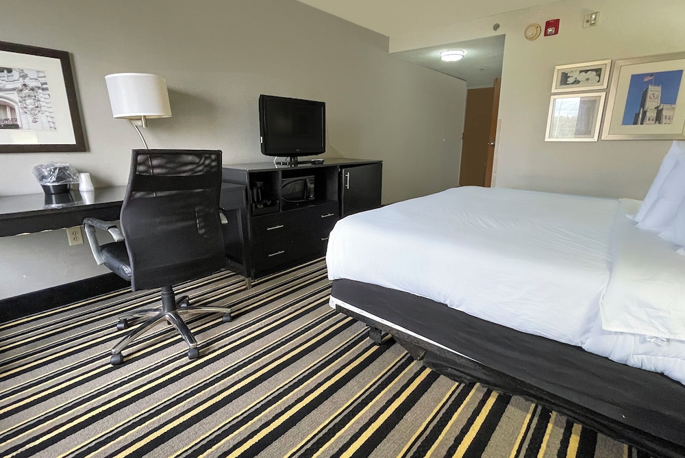 La Quinta Inn & Suites by Wyndham Jackson North - photo 10