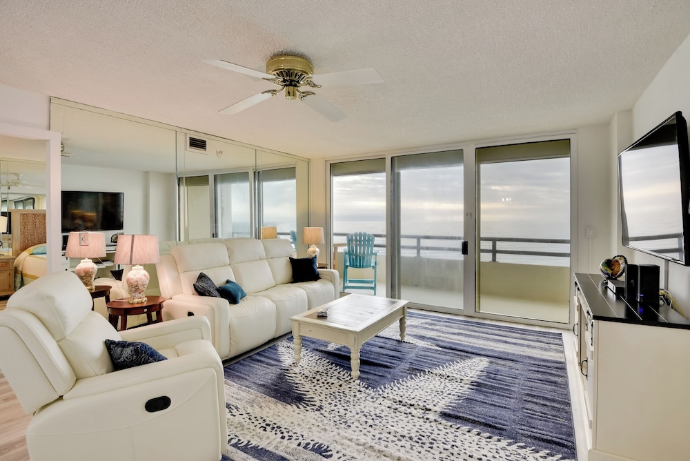 Stunning Ocean Views Daytona Beach Shores Condo — 4-Star Luxury Hotel in Daytona Beach Shores, United States