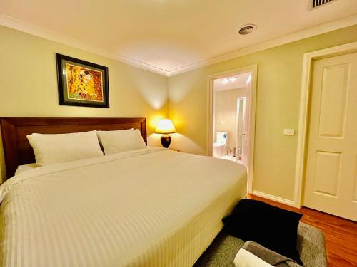 An Ensuite Comfort in Sydenham — hotel near Melbourne Airport