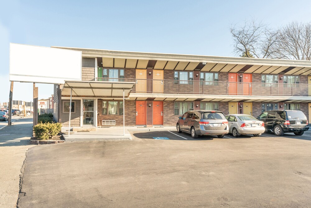 OYO Hotel Malden MA Broadway - photo 29