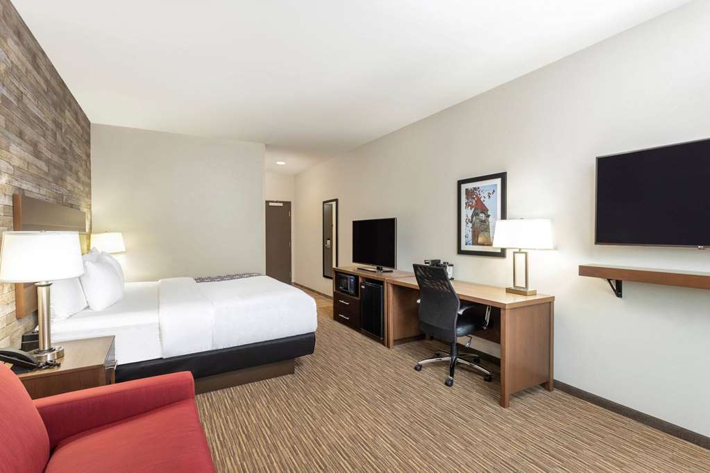 La Quinta Inn & Suites by Wyndham Bloomington - photo 18
