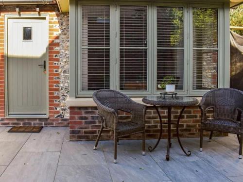 Blundens Holiday Lets Ffos Las — 4-Star Luxury Hotel in Chichester, United Kingdom