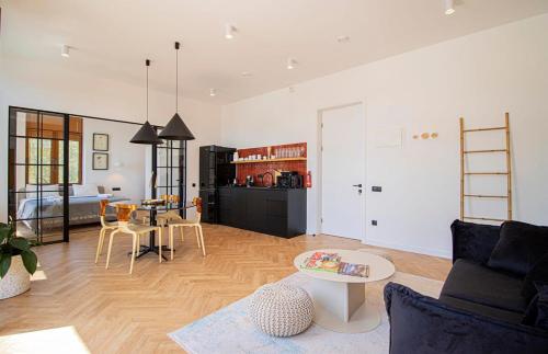 Chic 2BR Center Apt with View By Wehost