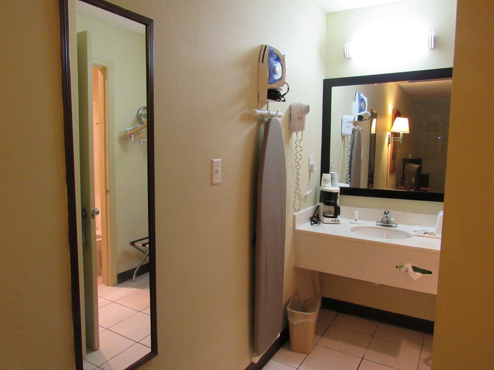 Economy Inn - photo 12